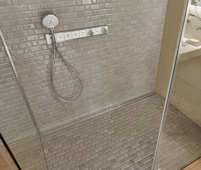 Fortuna shower with flush-mounted profile in glass detail and Renovation Deluxe Style