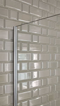 Fortuna shower with flush-mounted profile in Renovation Deluxe Style