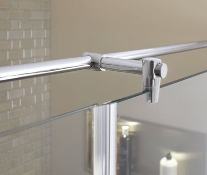 Fortuna shower with flush-mounted profile and stabilizing bar from glass side in Renovation Deluxe Style