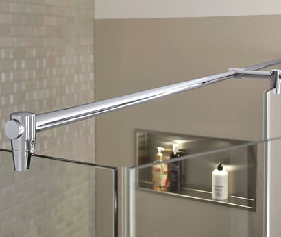 Fortuna shower with flush-mounted profile and stabilizing bar in Renovation Deluxe Style