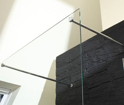 Inloop shower: free-standing pane with screw-on stabilizing bars, flush on the outside for fast, easy cleaning