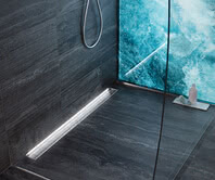 Maßgefertigte Walk-In Glasdusche mit Glasausschnitt