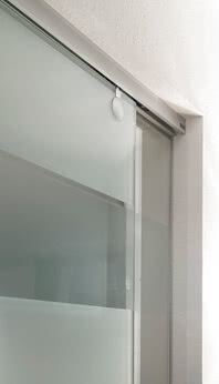 Small cause, big effect: subtle and unobtrusive guidance. The hinges are flush with the glass surface for easy cleaning.