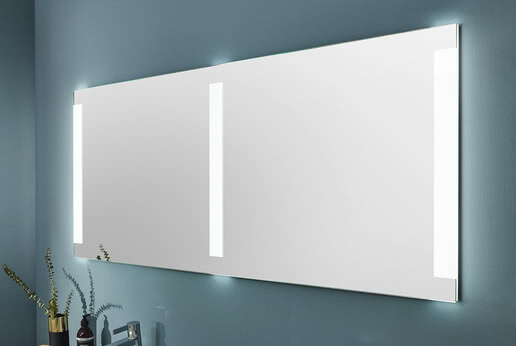 Den Badspiegel Smart-Line gibt es in zahlreichen größen mit bis zu drei Lichtleisten.