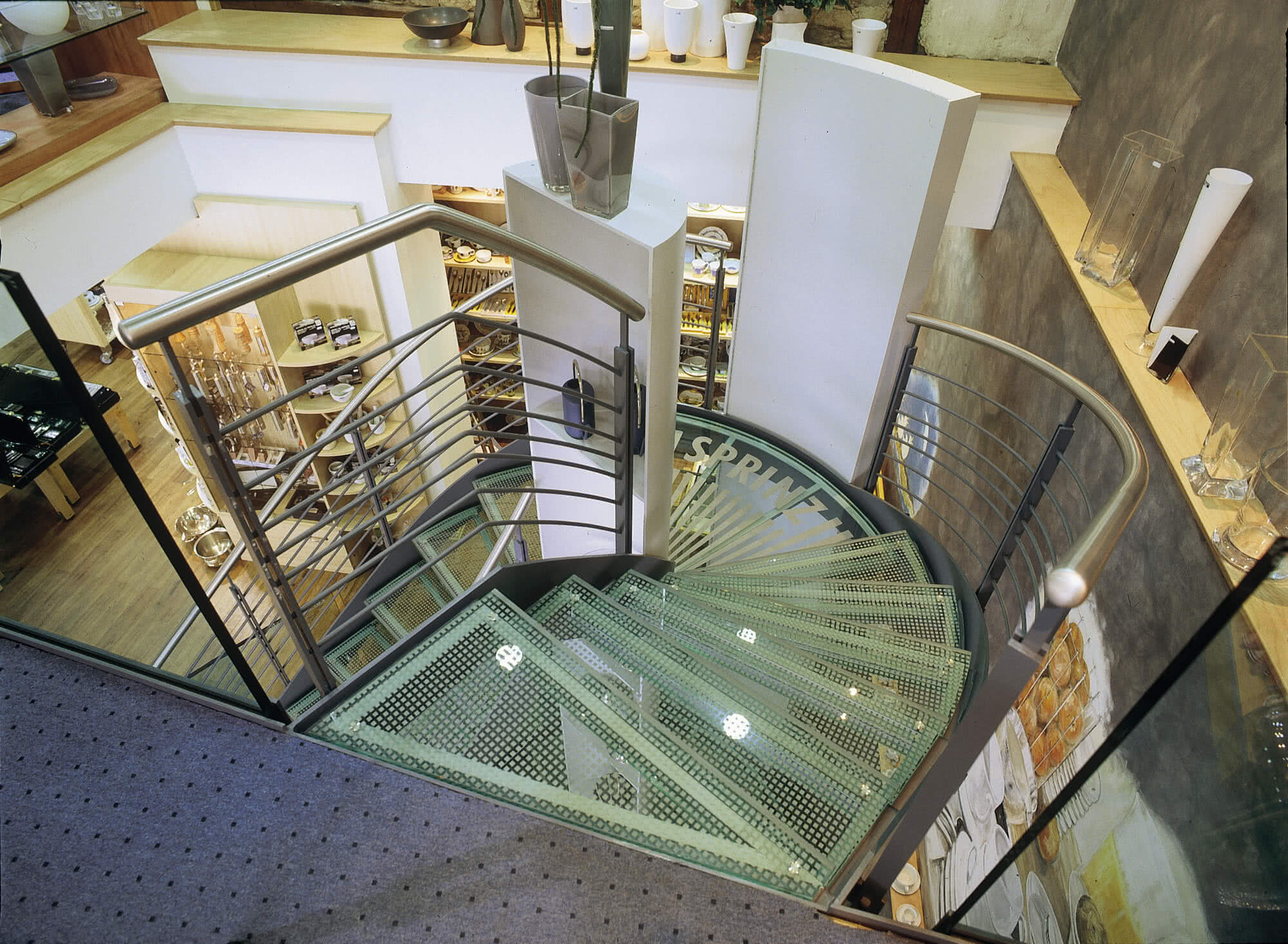 Non-slip glass stairway