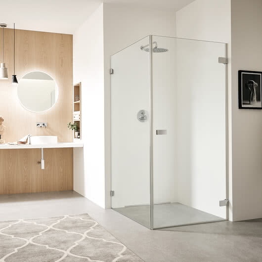 Vega shower, doors closed