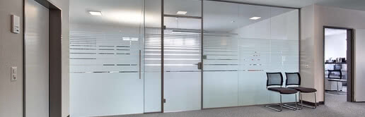 The Aluzarge 100 is suitable for bright offices. With screen printing it provides privacy without restricting the space.