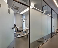 The screen print in matt white on clear glass and Aluzarge 100 ensure sufficient privacy in the treatment room