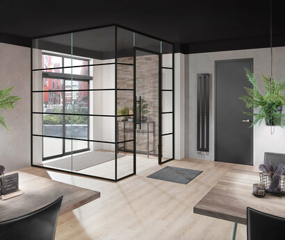 The industrial style becomes a real highlight thanks to a large all-glass system