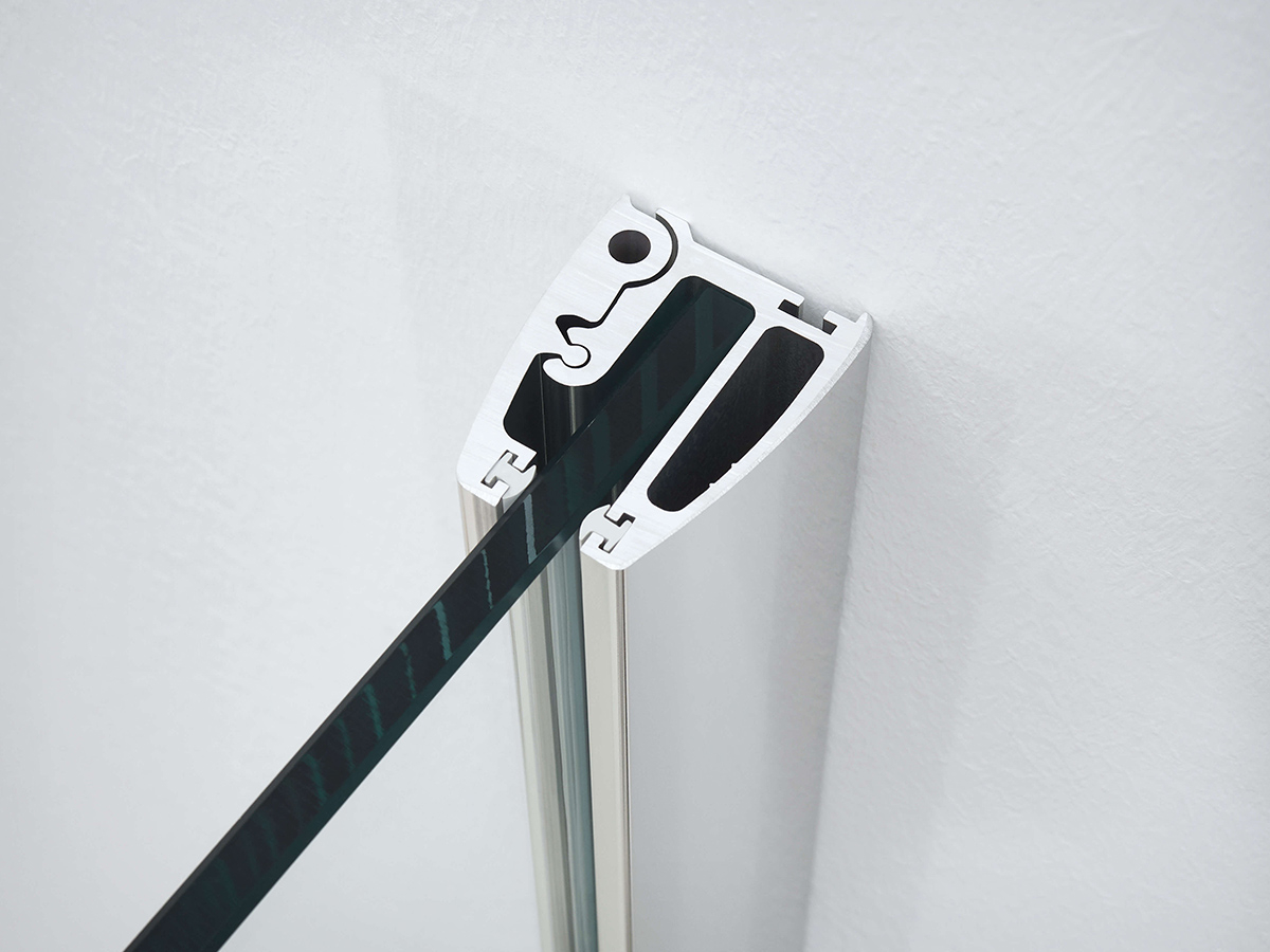 The wall profile has an adjustment range of +/–13 mm and levels out uneven walls.