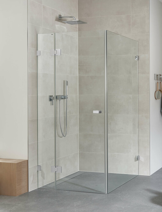 Granat glass shower with powerful fittings