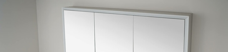 Elegant-Line 2.0 mirror cabinet with LED light strip switched off