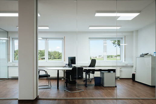 SPRINZ Aluzarge 100 in clear glass as an office partition