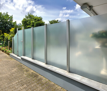 Exterior view of the Premium post system with glass elements from SPRINZ