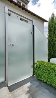 Revolving door of the glass privacy fence from SPRINZ