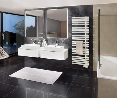 Der Smart-Line 4.0 Flächenspiegel setzt im Hochformat besondere Akzente in der Badgestaltung.