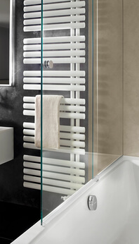 The glass of the Tansa glass shower is placed on the edge of the bathtub and provides splash protection.