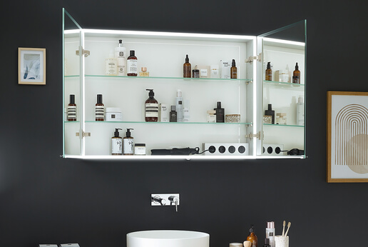 SPRINZ Spiegelschrank Pure-Line 2-Türer geöffnet mit umlaufender LED-Beleuchtung und weiß verglaster Innenrückwand