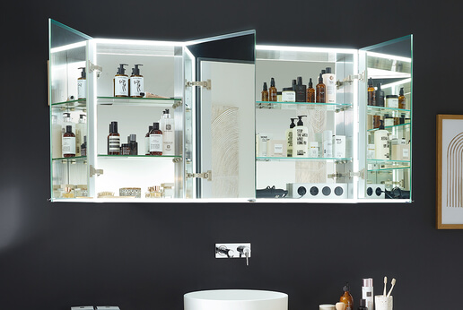 SPRINZ Spiegelschrank Pure-Line 3-Türer geöffnet mit umlaufender LED-Beleuchtung und verspiegelter Innenrückwand