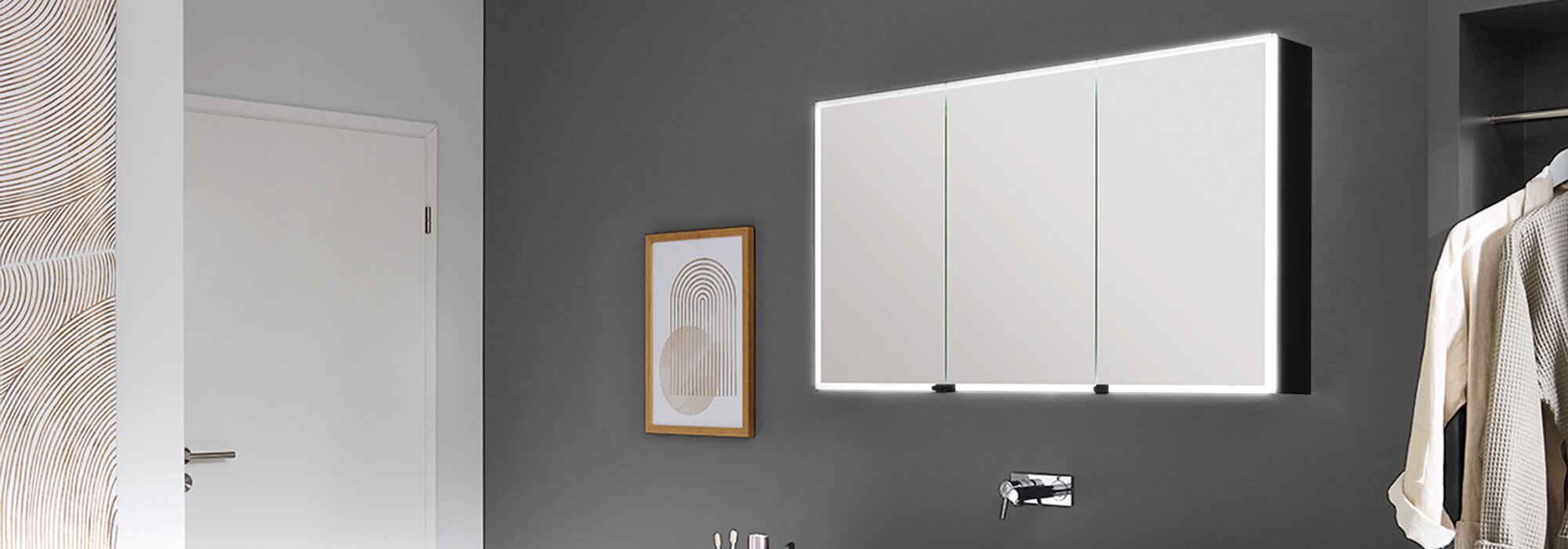 Spiegelschrank Pure-Line mit umlaufender Beleuchtung und sandgestrahlter Spiegelfläche